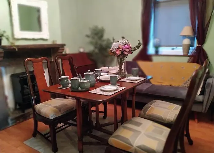 Bronte Stables - Cozy Period House With Parking And Walled Garden
