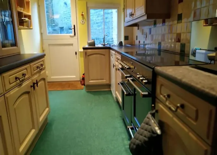 Bronte Stables - Cozy Period House With Parking And Walled Garden