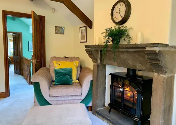 Bronte Stables - Cozy Period House With Parking And Walled Garden