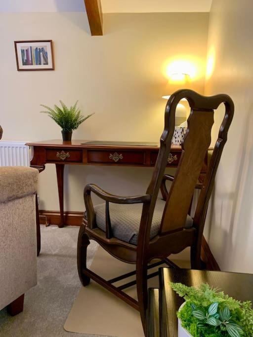 Holiday home Bronte Stables - Cozy Period House With Parking And Walled Garden Thornton (West Yorkshire)