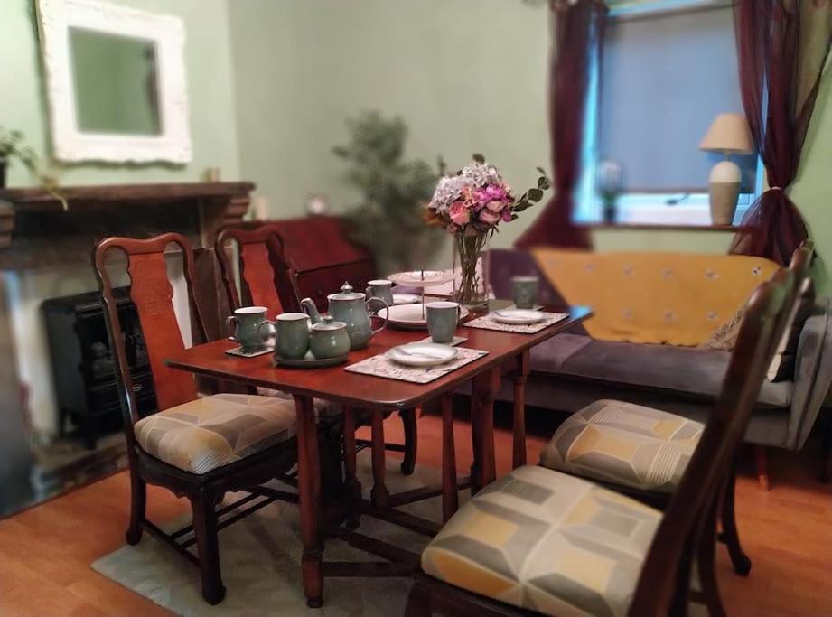 Bronte Stables - Cozy Period House With Parking And Walled Garden * Thornton (West Yorkshire)