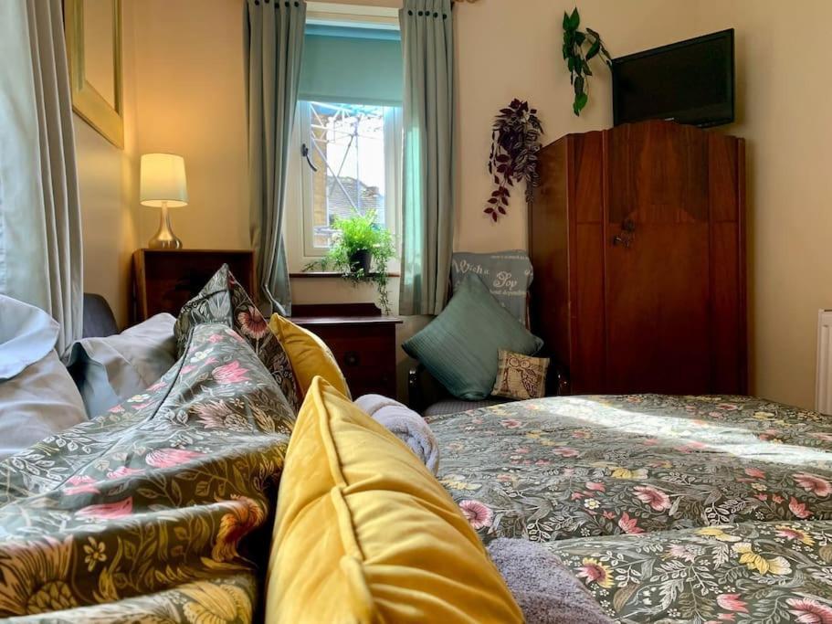 Holiday home Bronte Stables - Cozy Period House With Parking And Walled Garden Thornton (West Yorkshire)