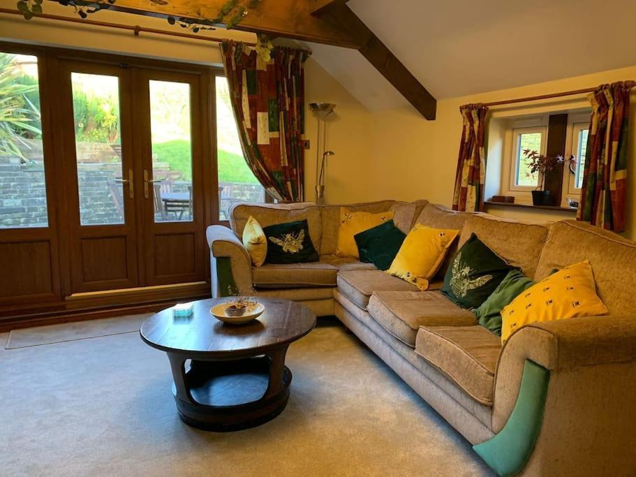 Bronte Stables - Cozy Period House With Parking And Walled Garden Thornton (West Yorkshire)