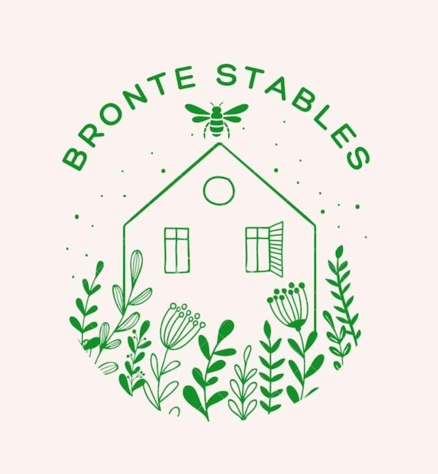Holiday home Bronte Stables - Cozy Period House With Parking And Walled Garden Thornton (West Yorkshire)