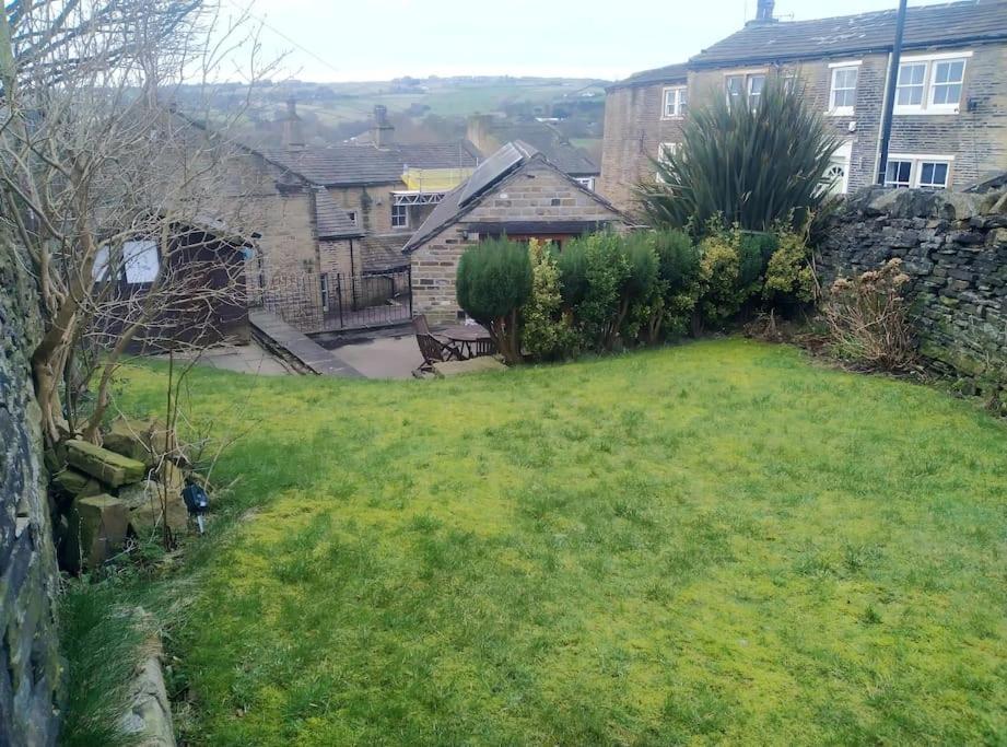Bronte Stables - Cozy Period House With Parking And Walled Garden Thornton (West Yorkshire)