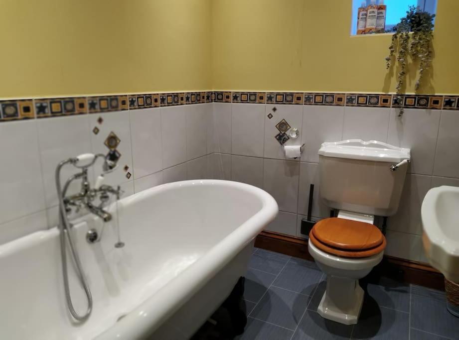 Bronte Stables - Cozy Period House With Parking And Walled Garden Thornton (West Yorkshire)